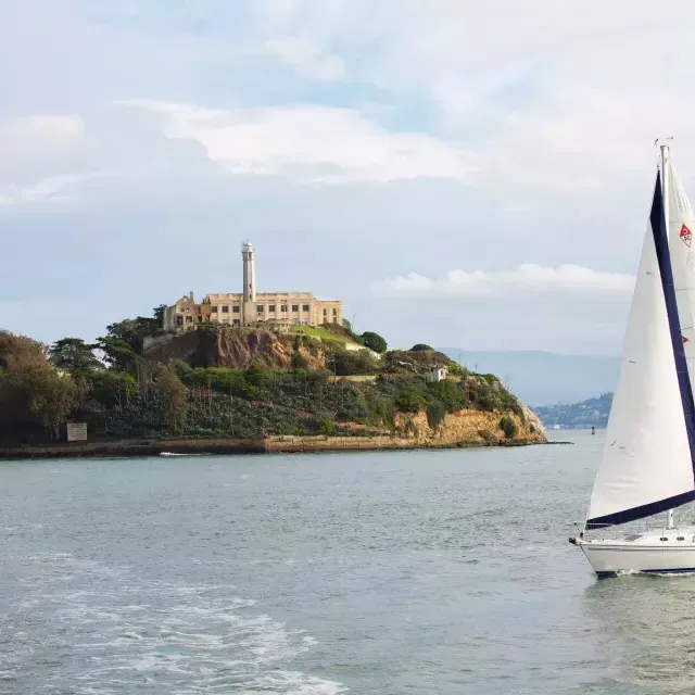 A sailboat passes in front of 阿尔卡特拉斯岛 Island 在贝博体彩app.